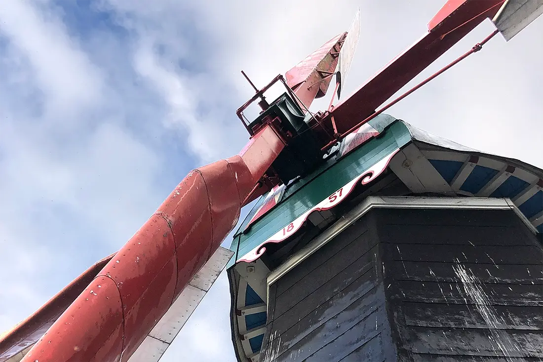 5, Molen 04432 De Hoop (Norg), Sander Boom (15-10-2022)Met de kleppen open. Bemerk de baard, die op de voeghouten bevestigd is.  | Database Nederlandse molens