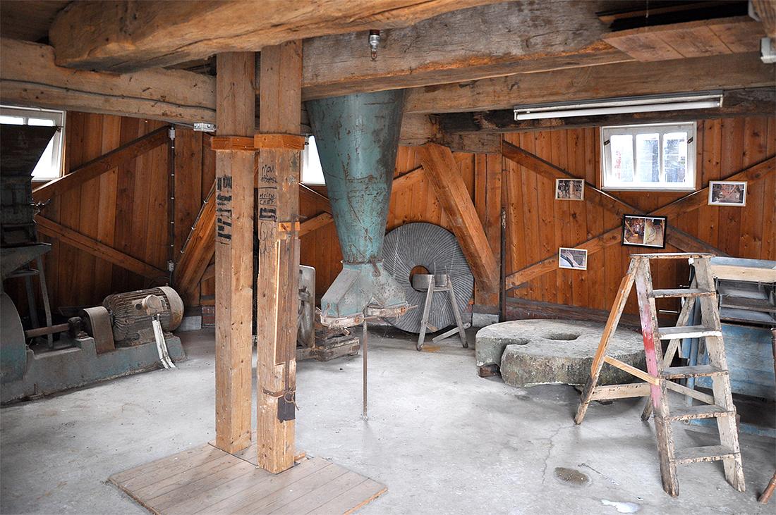 10, Molen 04432 De Hoop (Norg), Jesse Bergquist (13-7-2019)V.l.n.r: Hamermolen, Elevator, Cycloon, gewone maalsteen, oude pelsteen, wanmolen. | Database Nederlandse molens