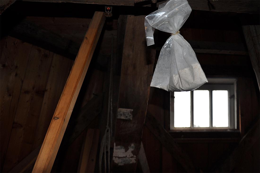 12, Molen 04432 De Hoop (Norg), Jesse Bergquist (13-7-2019)Een zakje met roggemeel op de steenzolder. Hier word een papje van gemaakt en gebruikt om de meelring goed dicht te houden.  | Database Nederlandse molens