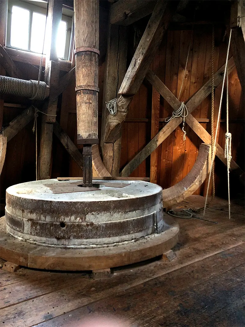 15, Molen 04432 De Hoop (Norg), Sander Boom (15-10-2022)De kuip van het maalkoppel is gedemonteerd. Bij het raam is de kaapstander te zien, gemaakt van een spruit van de Noordenveld. | Database Nederlandse molens