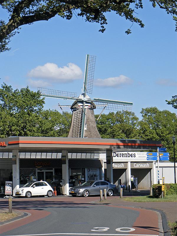 3, Molen 04431 Noordenveld (Norg), Martin E. van Doornik (5-5-2020)Vanuit het westen komend is de belevingswaarde niet fraai te noemen: hoge bomen aan de oostkant en een modern autobedrijf vlak voor de molen. | Database Nederlandse molens