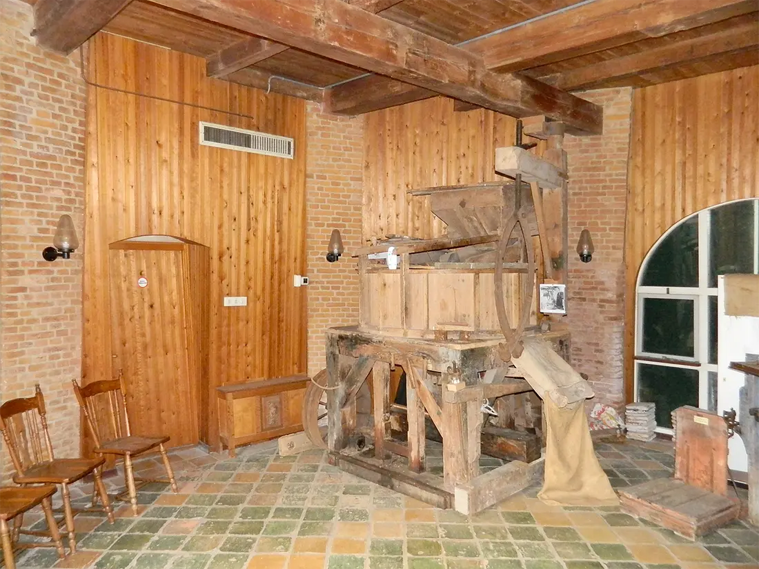 5, Molen 04431 Noordenveld (Norg), Vincent Mepschen (31-10-2021)Maalkoppel op de begane grond (niet origineel). | Database Nederlandse molens