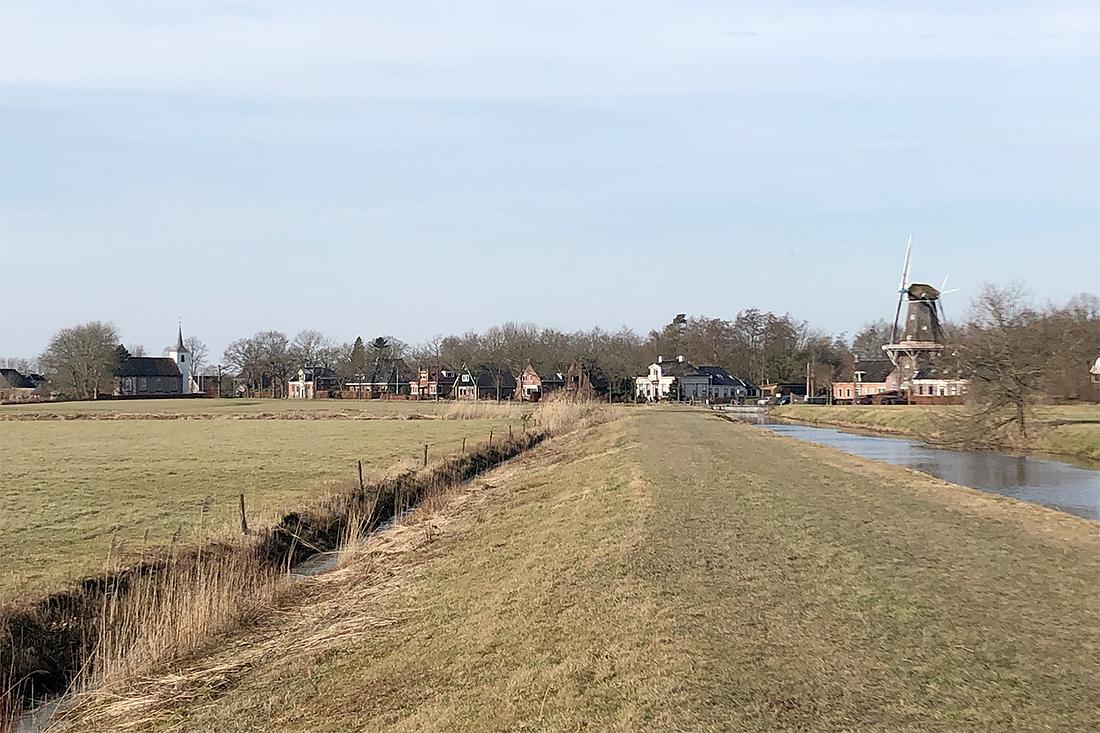 4, Molen 04430 Woldzigt (Roderwolde), Sander Boom (21-2-2021)Links het kerkje van Roderwolde, rechts de molen. | Database Nederlandse molens