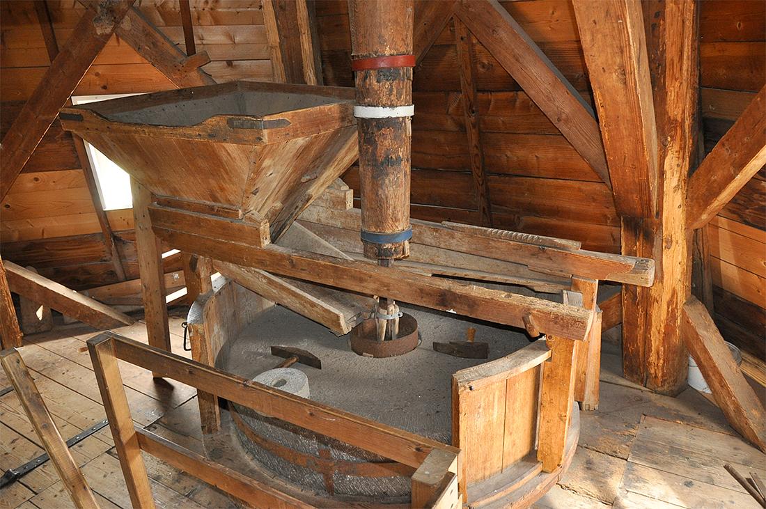 14, Molen 00686 Molen van Rolde (Rolde), Jesse Bergquist (9-7-2019)De blauwe steen, niet maalvaardig. | Database Nederlandse molens