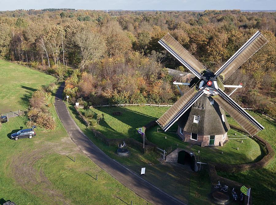6, Molen 06916 De Zaandplatte (Ruinen), Dronefoto: Menno Bos (8-11-2014) | Database Nederlandse molens
