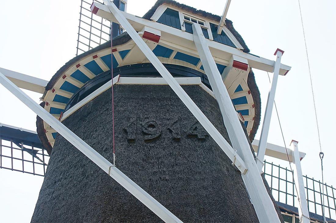 4, Molen 02744 De Hoop (Sleen), Boukje van Leijen (17-7-2015)Het foutieve jaartal is verwerkt in het riet. | Database Nederlandse molens