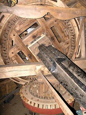 15, Molen 02731 Nooitgedacht (Veenoord), Willem Jans (27-8-2005).De gerepareerde bovenas met -wiel.&nbsp; | Database Nederlandse molens