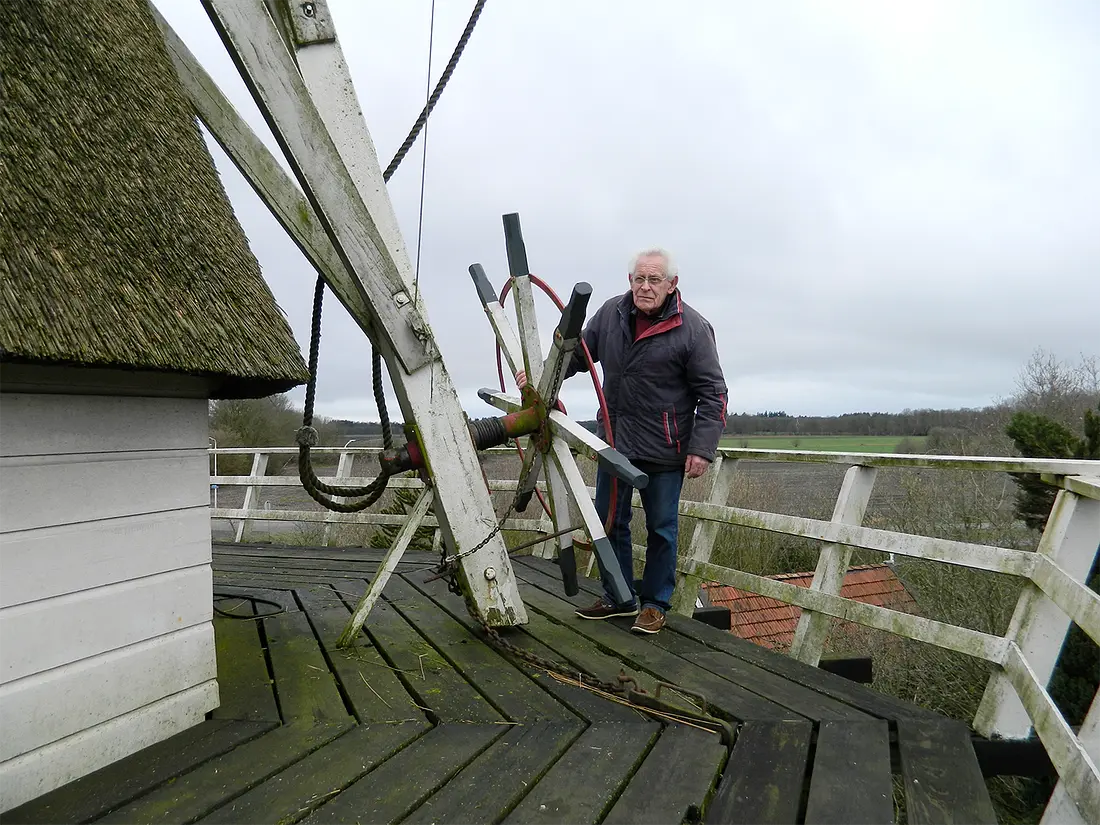 8, Molen 10070 De Poffert (Vledder), Vincent Mepschen (22-1-2020)Molenmaker en bewoner George Nijman bij het kruirad. | Database Nederlandse molens