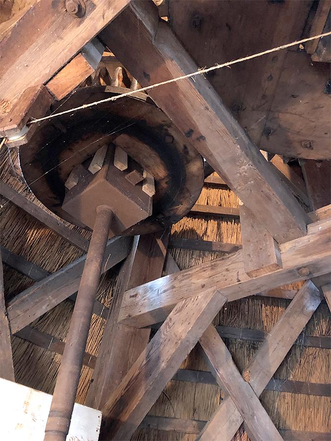 11, Molen 10070 De Poffert (Vledder), Sander Boom (24-8-2021)De volledig stalen steenspil. Ook opmerkelijk is het spoorwiel: er zit geen kruisarm in!  | Database Nederlandse molens