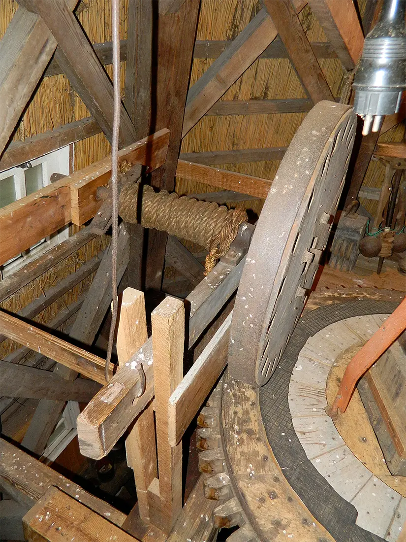 13, Molen 10070 De Poffert (Vledder), Vincent Mepschen (22-1-2020)Het luiwerk. Het luiwiel is ongetwijfeld een deel van een schijfloop geweest.  | Database Nederlandse molens