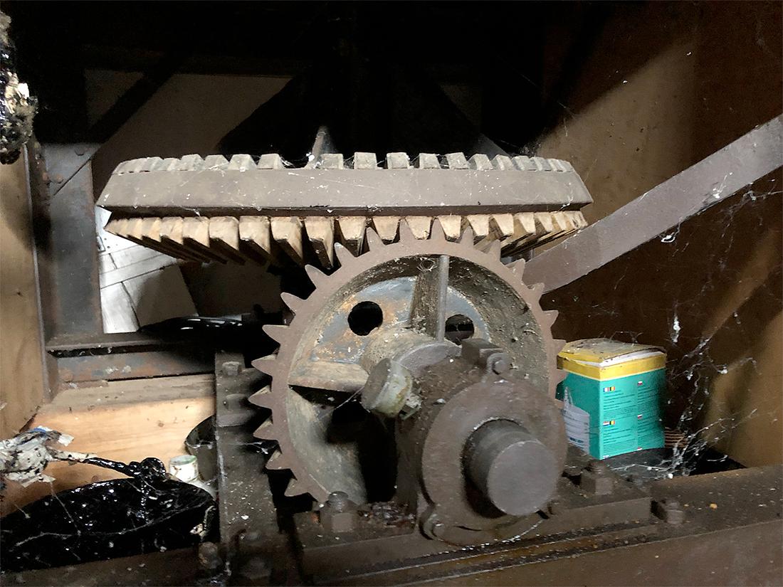 15, Molen 10070 De Poffert (Vledder), Sander Boom (24-8-2021)Onder de maalstoel. De horizontale as kan (als er een motor op zit) motorisch aangedreven worden.  | Database Nederlandse molens