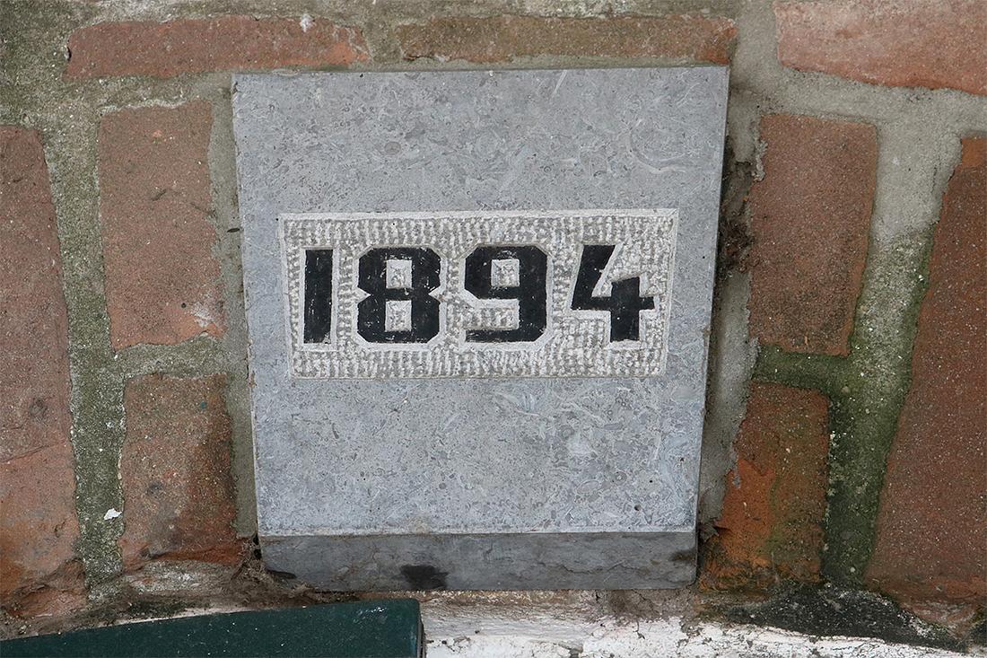 8, Molen 02745 De Hoop (Wachtum), Ronald Bakker (24-8-2019)Sluitsteen boven één van de deuren met het bouwjaar. | Database Nederlandse molens