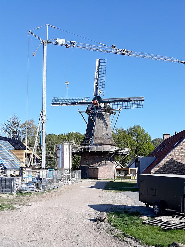 4, Molen 02735 Zeldenrust (Zuidbarge), R. Kingma (26-4-2020)De molen begint helaas zijn naam meer en meer eer aan te doen: zelden rust met al die bouwactiviteit rondom. Met de rust is het gedaan. | Database Nederlandse molens