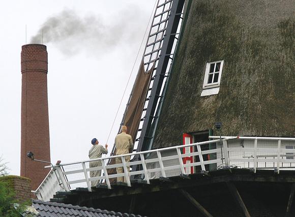 6, Molen 00682 De Wachter (Zuidlaren), De merkwaardige bevestiging van de zeilen in de praktijk (zie ook tekst) W. Jans (23-08-2008).  | Database Nederlandse molens
