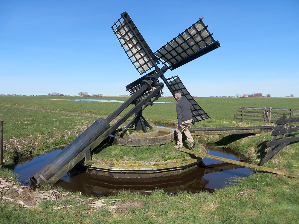1, Molen 03728 (tjasker) (Workum / Warkum), Nelly Sonneveld (25-3-2017)Actiefoto met de molenaar erbij die de molen wel een zetje moest geven, want de wind was nog niet hard genoeg | Database Nederlandse molens