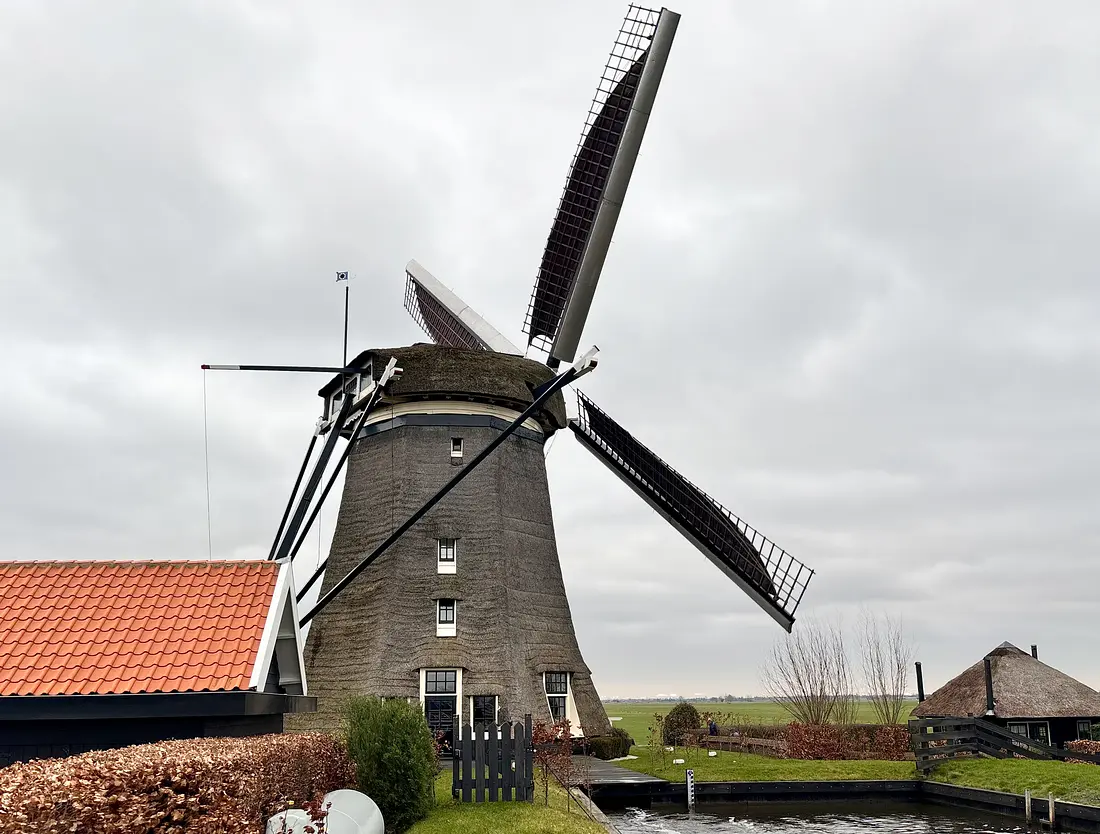 3, Molen 00049 De Dikke Molen (Alphen aan den Rijn), Job de Groen (19-02-2026)."De Dikke Molen" malend met vier halve(n). | Database Nederlandse molens