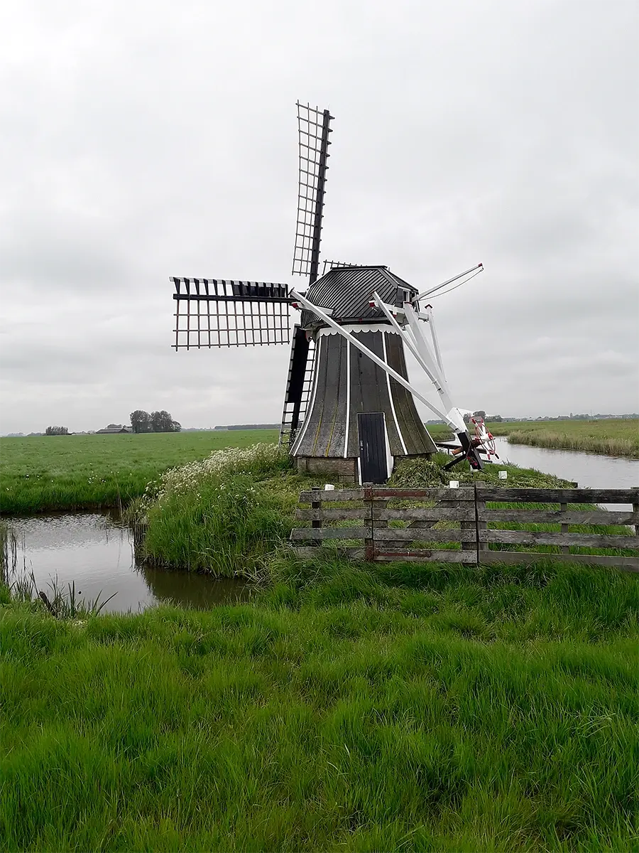 5, Molen 03218 De Volharding (Jislum), Johannes Rozenga (11-5-2023)De molen foto van de herstelde schade met een nieuw gevlucht. Hersteld door molenbouwbedrijf Kolthof uit Stiens. | Database Nederlandse molens