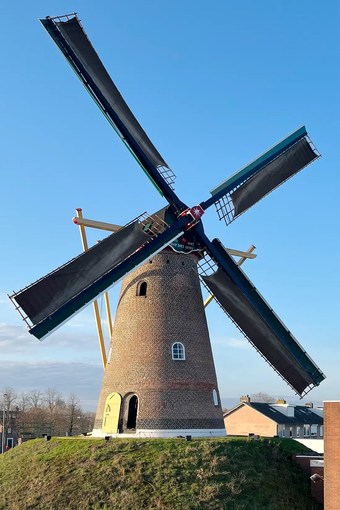 1, Molen 02656 Hoop Doet Leven (Made), William Bouter (18-01-2026)&nbsp;De molen voor het eerst met vier van top na een lange tijd stilstand en restauratie. | Database Nederlandse molens