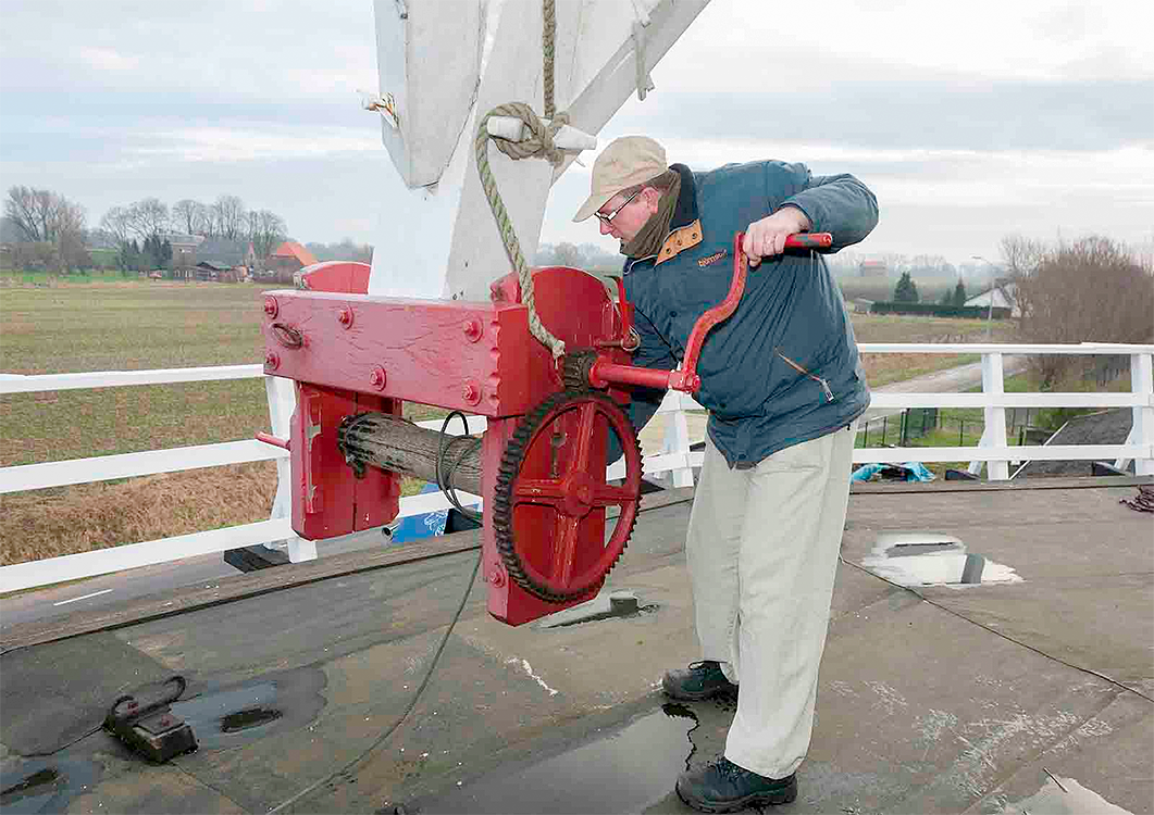 6, Molen 01215 De Drie Waaien (Afferden), De molenaar in actie bij het kruien. Paul Schooneveld (14-2-2015). | Database Nederlandse molens