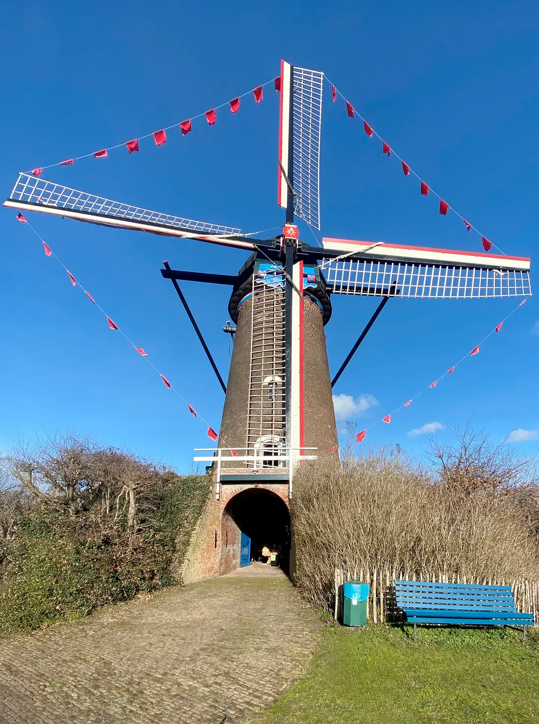 Molen 01646 De Twee Vrienden (Bergen op Zoom), Jaap Schot (31-01-2026)&nbsp;Met vastenavond draait “De Twee Vrienden” met rode zakdoeken wat kenmerkend is voor Bergen op Zoom. | Database Nederlandse molens