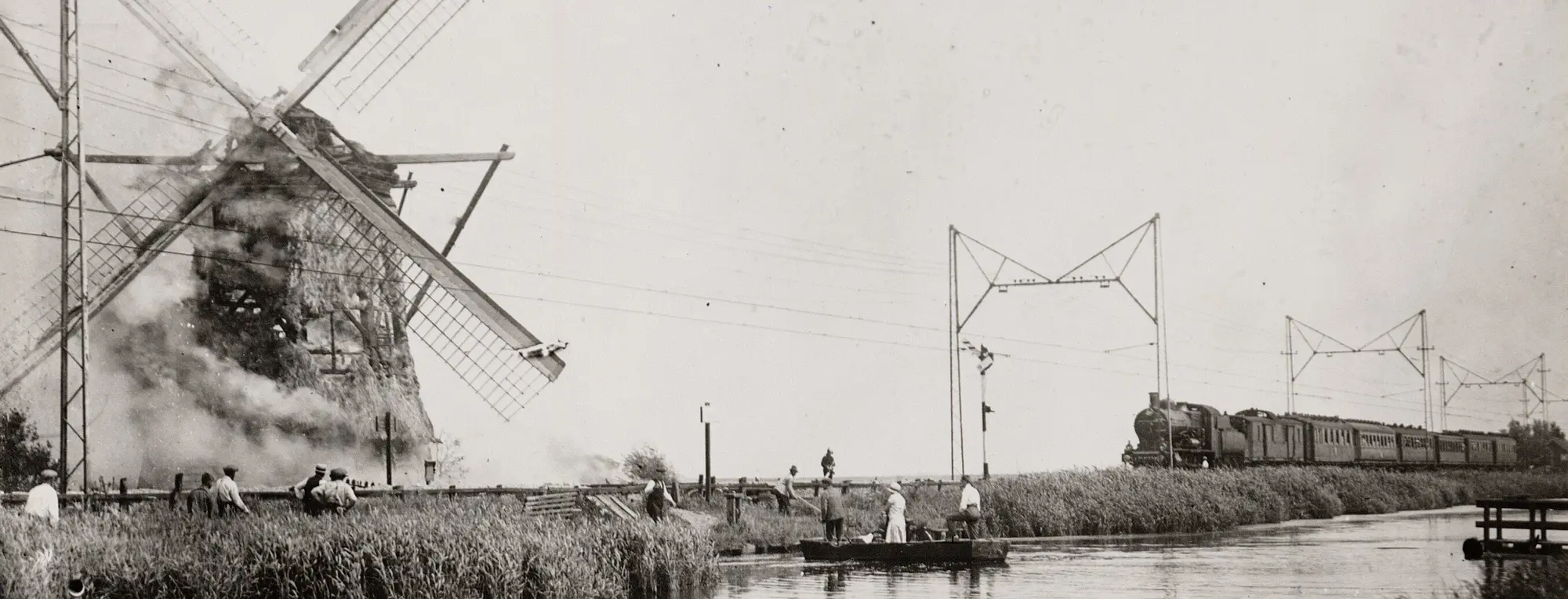 indexbreed32.webp, Stadsarchief Amsterdam, Haarlemmervaart 1928. De 'Dikke Molen' verbrandt ten gevolge van vonken uit de stoomtrein.&nbsp;