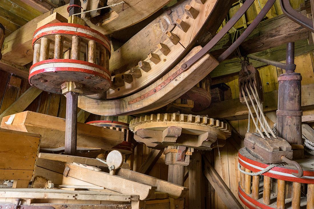 13, Molen 02477 Tot Voordeel en Genoegen (Alphen aan de Maas), Marcel van Nies (3-6-2018)Een koningsspil in een standerdmolen. Het steenrondsel rechts is van het 14der koppel. | Database Nederlandse molens