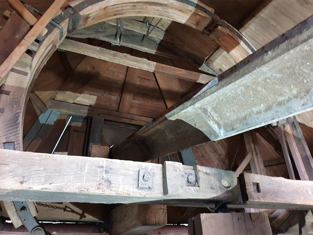 9, Molen 06403 Schoonoord (Alverna), Jacques Janssen (april 2020)De bijna bizarre aanblik van een molen zónder bovenwiel.  | Database Nederlandse molens