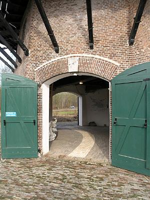 4, Molen 00092 De Hoop (Nijkerk-Appel), Willem Jans (18-2-2006)De bocht door de molen. | Database Nederlandse molens