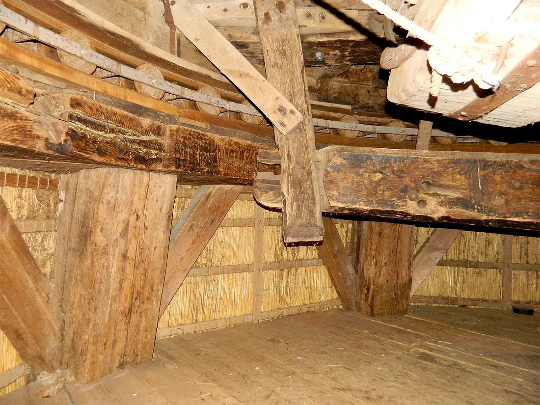 13, Molen 00092 De Hoop (Nijkerk-Appel), Vincent Mepschen (11-6-2022)De vangbalk op de kapzolder | Database Nederlandse molens