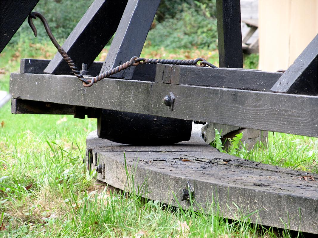 7, Molen 13248 (boktjasker) (Arnhem), Jeffrey Cusiël (21-10-2018)Een detailfoto van de gesmede roedeketting en de houten kruirol | Database Nederlandse molens