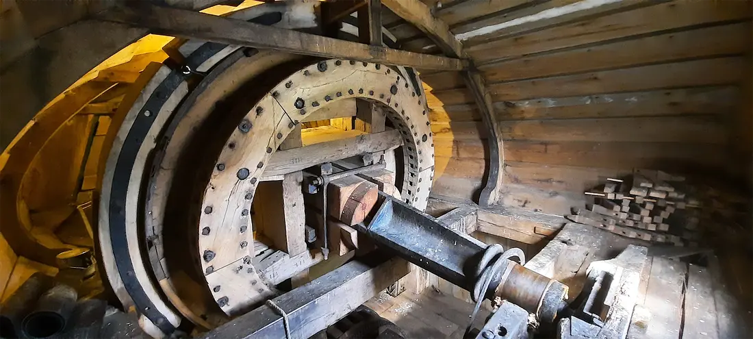 11, Molen 06403-1 Mijn Genoegen (Arnhem), Vincent Mepschen (10-4-2022)Vangwiel met apart bovenwiel (als varkenswiel uitgevoerd, deze drijft de krukas aan). | Database Nederlandse molens