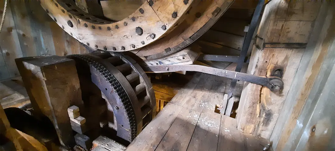 10, Molen 06403-1 Mijn Genoegen (Arnhem), Vincent Mepschen (10-4-2022)Vang en bovenschijfloop op de krukas. Deze kan door een motor worden aangedreven, de kammen zijn daarvoor uit het bovenwiel uitgenomen. | Database Nederlandse molens