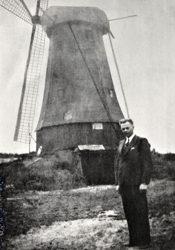 1, Molen 02684 voorganger Westerveld Möl (Tilligte), Foto collectie DHM,
Op de foto Molenaar Jan Brunninkhuis&nbsp; | Database Nederlandse molens