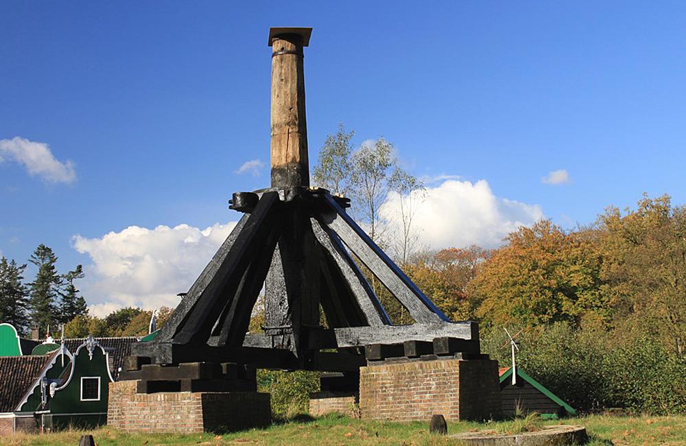 7, Molen 01785 bis (standerdmolen) (Arnhem), De standerd staat klaar om de gerestaureerde molen te gaan dragen.  Louis Kleijberg (28-10-2012). | Database Nederlandse molens