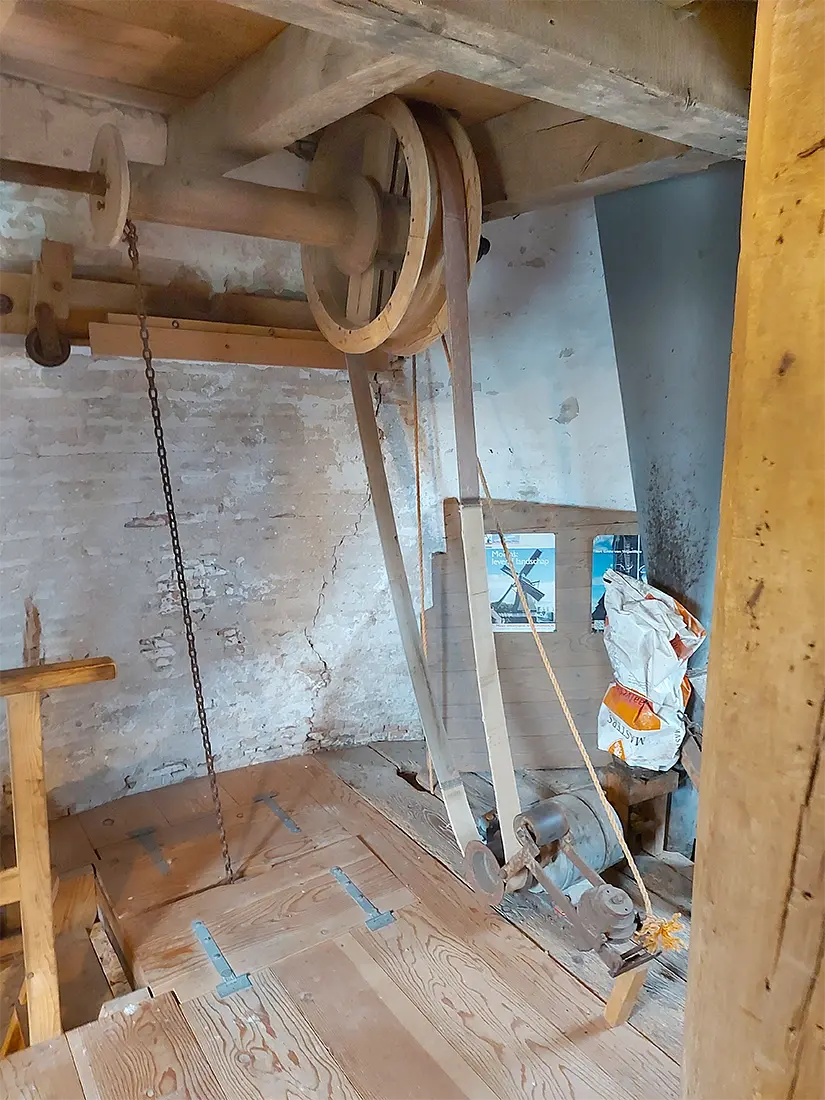15, Molen 00250 De Vrijheid (Beesd), Jesse Bergquist (2-4-2022)Elektrisch luiwerk. | Database Nederlandse molens
