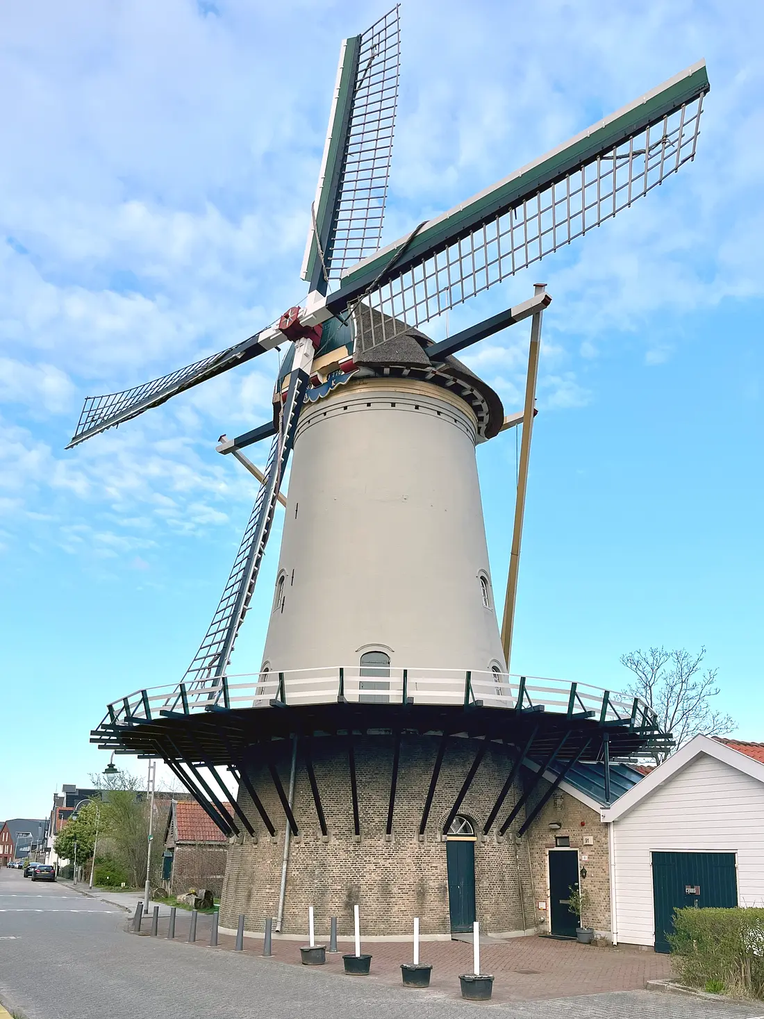 Molen 01922 De Vier Winden (Rotterdam), William Bouter (01-04-2026)&nbsp;De molen heeft recent een nieuwe balie gekregen. Ook is de romp opnieuw geschilderd en is de baard hersteld. Bij deze onderdelen is teruggegrepen op de historische kleurstelling. | Database Nederlandse molens