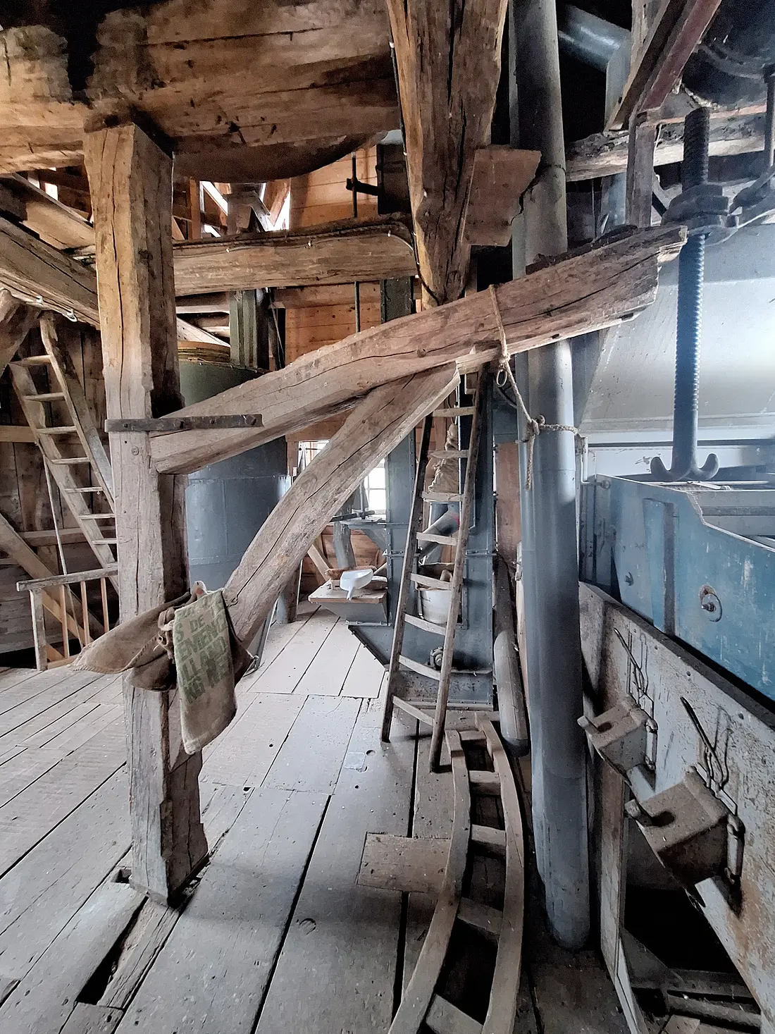 16, Molen 03114 Teunismolen (Dinxperlo - De Heurne), Jay Verkerk (24-05-2025)&nbsp;De steenkraan. Op de vloer ligt een stuk van de vroegere rollenwagen.&nbsp;&nbsp; | Database Nederlandse molens