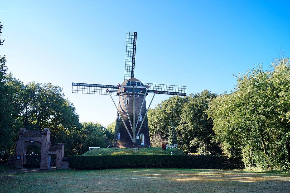 1, Molen 01217 De Verrekijker (Bergharen), Boukje van Leijen (16-10-2016)Links de toegang tot de bedevaartkapel | Database Nederlandse molens