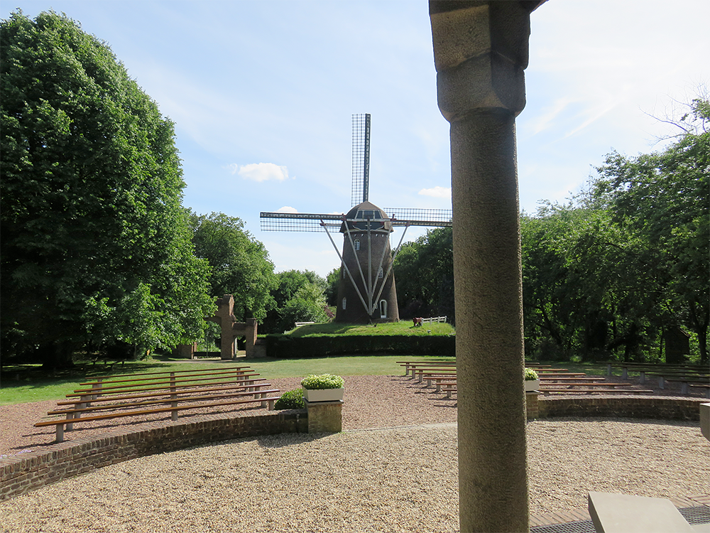 2, Molen 01217 De Verrekijker (Bergharen), William Bouter (4-6-2017)De molen gezien vanuit de naastgelegen kapel. Helaas is het biotoop van deze molen erg slecht. | Database Nederlandse molens