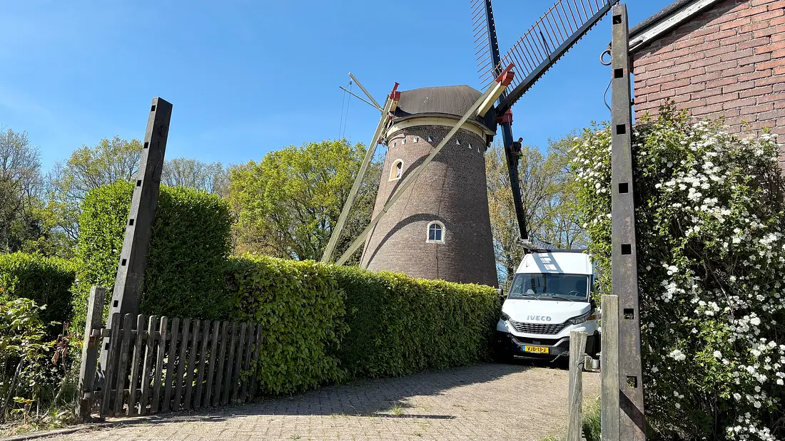 1, Roede 315, Derckx, Ron Smit (04-05-2026)&nbsp;Toppen van oude roedes op de voorgrond gaan dienst doen als staanders voor de poort die we van het oude hekwerk en voorzoom gaan maken. | Database Nederlandse molens