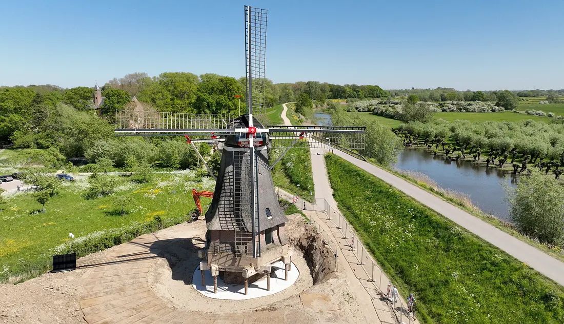 Molen 01545 (Naamloos) (Waardenburg), Dolf Kanaar (01-05-2026)De molen wordt opgehoogd in verband met dijkverhoging. | Database Nederlandse molens