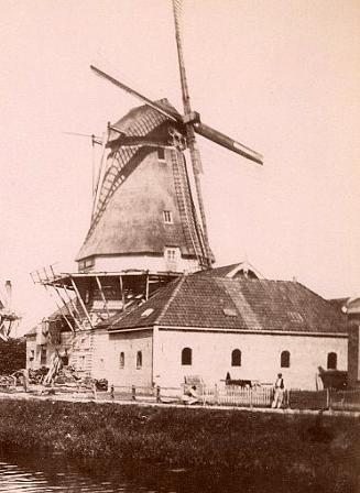 Molen 02982 e De Jonge (Leeuwarden/ Ljouwert), uitsnede van grotere afbeelding, collectie Paul van den Berg | Database Nederlandse molens