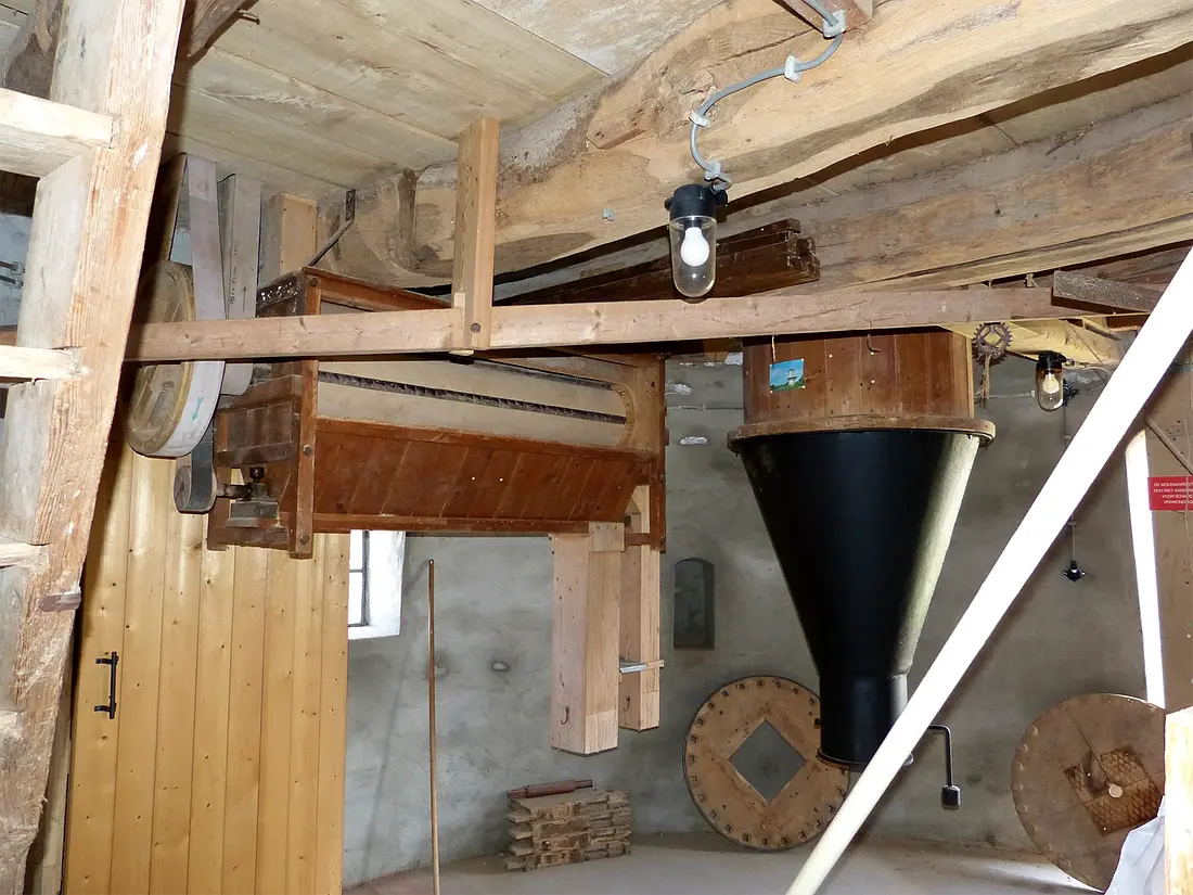 13, Molen 00872 Braamse Molen / Koenders Möl (Braamt), Thije Jansen (19-8-2022)De buil en mengketel. Beide motoren, die de aandrijving verzorgen zijn bij de restauratie weer gangbaar gemaakt. De buil kan uitsluitend motorisch aangedreven worden, de mengketel kan ook op de wind! | Database Nederlandse molens