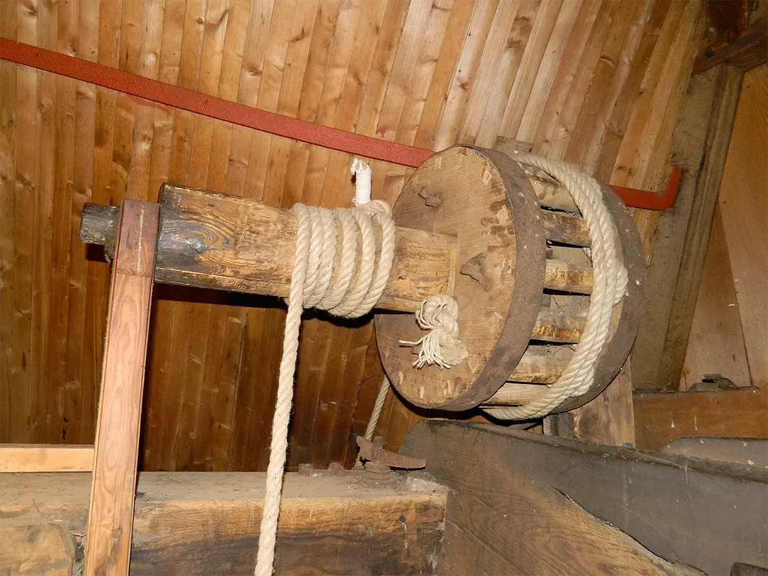 13, Molen 00258 Johanna (Culemborg), Vincent Mepschen (10-11-2018)Steenrondsel (oude pelschijf?) hergebruikt als vangtrommel. | Database Nederlandse molens