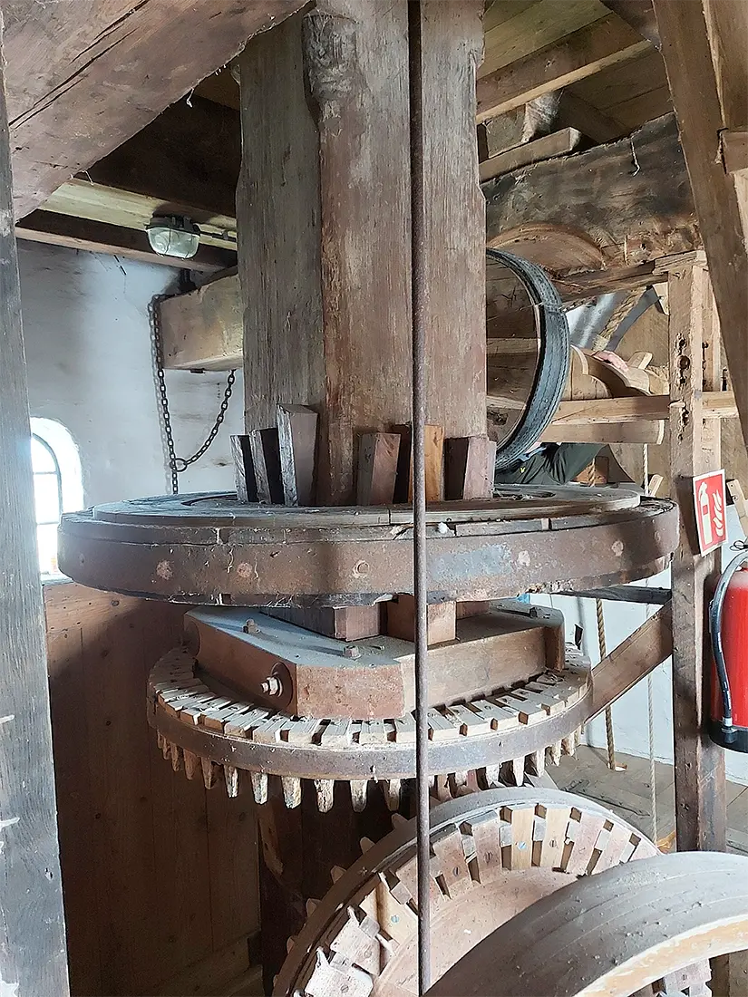 16, Molen 00258 Johanna (Culemborg), Jesse Bergquist (2-4-2022)De dikte van de spil valt in sterk op. De kamwielen zijn voor de toevoer van de buil. | Database Nederlandse molens