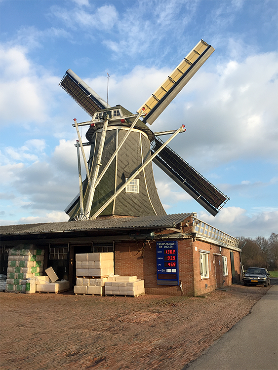 3, Molen 03114 Teunismolen (Dinxperlo - De Heurne), Fabian Gerritsen (12-2-2016)Het pakhuis dat tevens dienst doet als belt, maakt nog deel uit van de veevoederhandel.  | Database Nederlandse molens