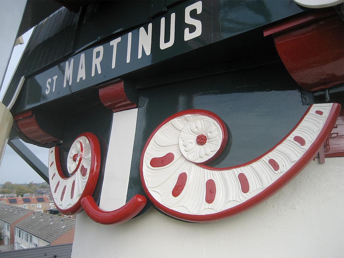 7, Molen 00866 Sint Martinus (Didam), Frans Reesing (17-10-2020)De baard is tijdens de schilderbeurt weer geheel in de oude staat hersteld. Dat wil zeggen met de witte streep tussen de hoorns. | Database Nederlandse molens