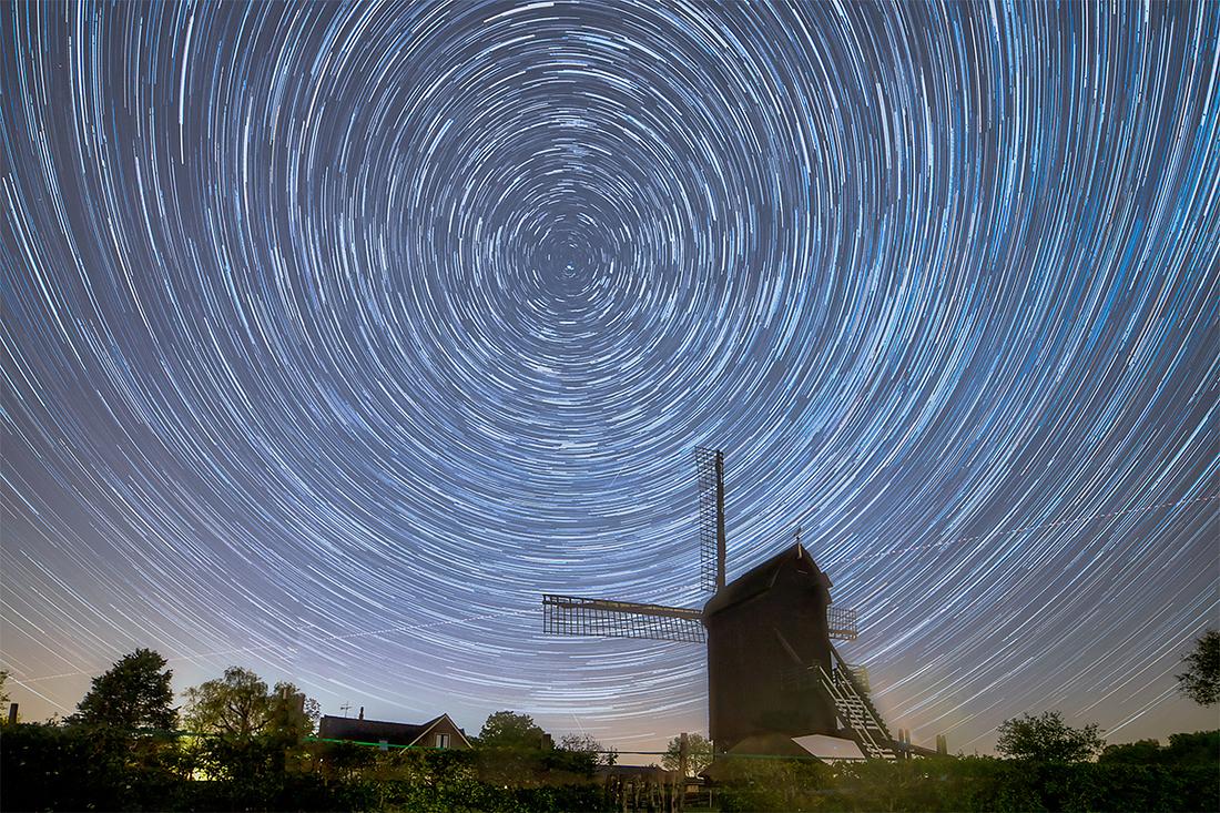 5, Molen 00856 Doesburgermolen (Ede), Kees Wolthoorn (27-4-2020 tussen 02.30 en 03.30)Kees schrijft: Deze foto heb ik vannacht gemaakt. De foto is opgebouwd uit ongeveer 100 foto's met een belichtingstijd van 30sec. De foto's zijn samen gevoegd zodat de draaiing van de aarde zichtbaar wordt. Zo zie je de nachtelijke hemel met de sterren in de vorm van concentrische cirkels rond de Poolster. | Database Nederlandse molens