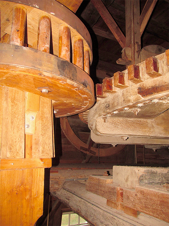 15, Molen 03123 Benninkmolen (Doetinchem), Piet Glasbergen (23-12-2016). Rondsel (niet aangeschakeld), spoorwiel (draaiend), luiwerk (achteraan). | Database Nederlandse molens