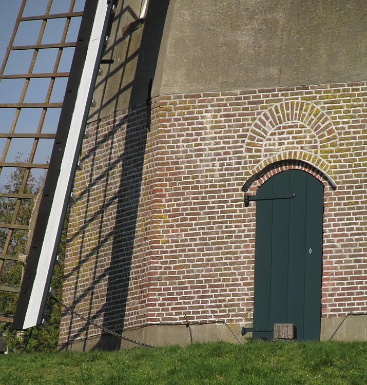 6, Molen 01789 bis De Keetmolen (Ede), Piet Glasbergen (28-3-2014)De boog boven de deur was vermoedelijk een raam uit de tijd dat de molen nog stellingmolen was. | Database Nederlandse molens